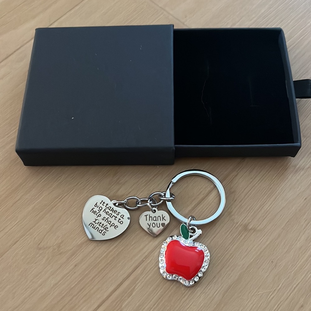 NWT THANK YOU TEACHER W/RED APPLE & SHORT NOTE OF APPRECIATION CHARMED KEYCHAIN
